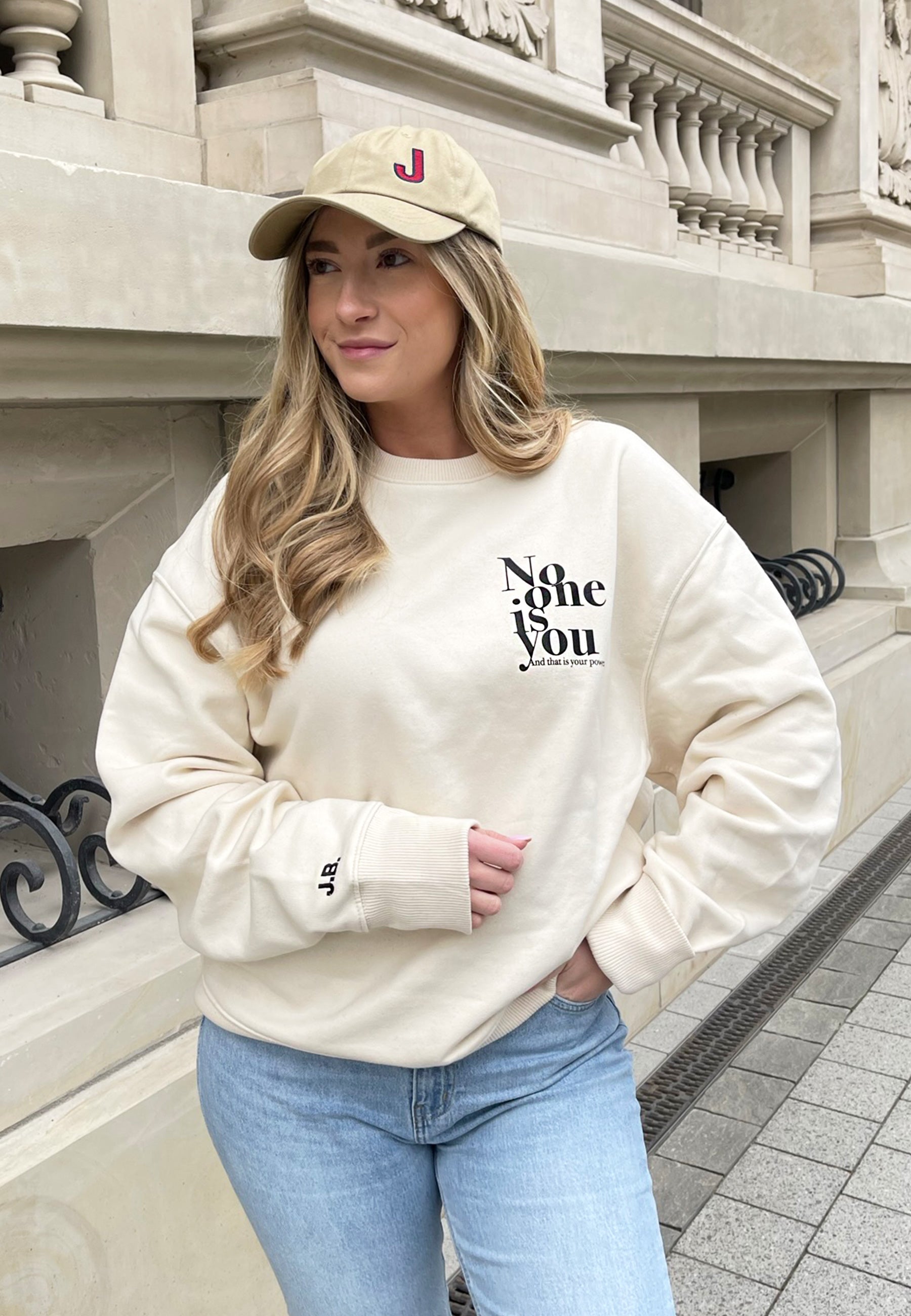 NO ONE IS YOU mit Personalisierung Sweater Natural Raw