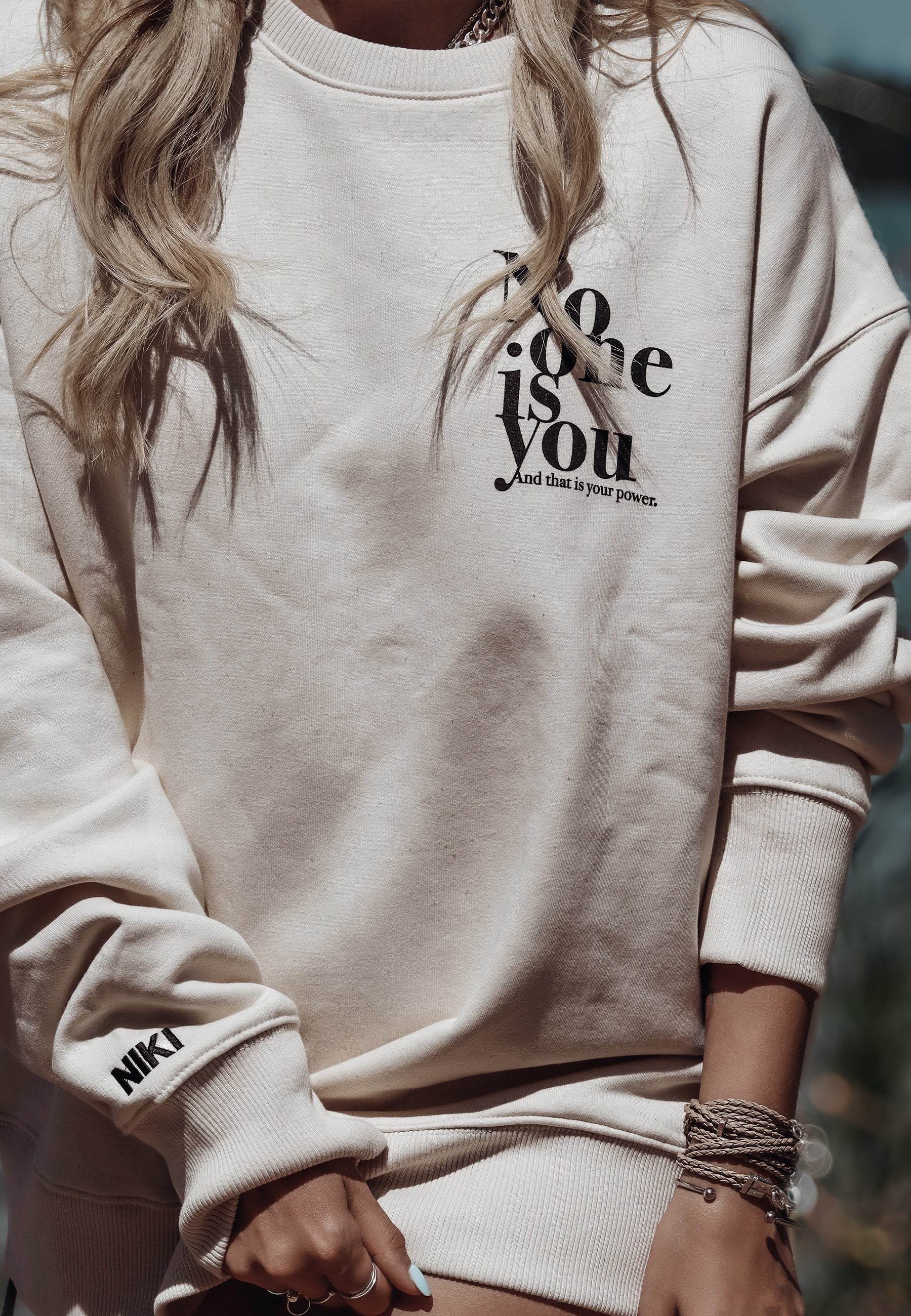 NO ONE IS YOU mit Personalisierung Sweater Natural Raw